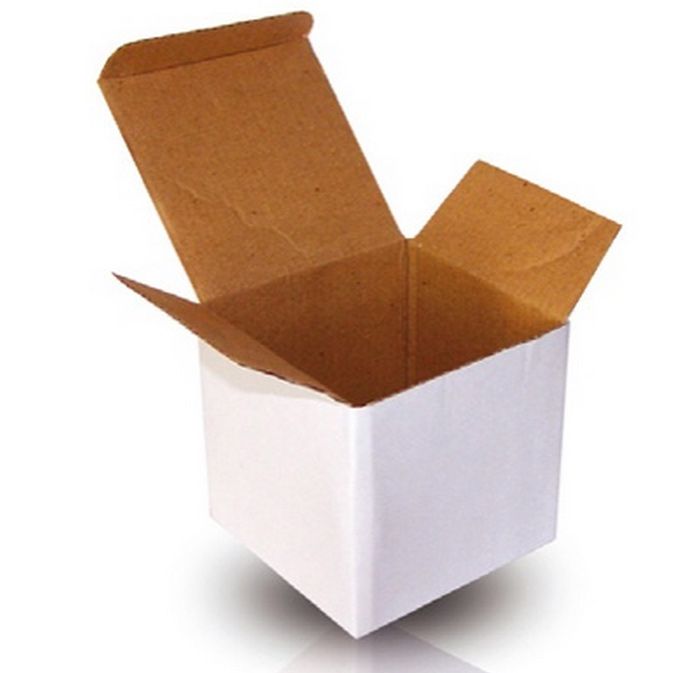 Boîte d’emballage blanche ouverte avec intérieur en carton brun.