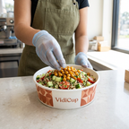 Exemple de personnalisation VidiCup : préparation d’une salade dans un saladier en carton à motif terracotta