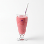 Paille Frozen blanche personnalisée dans un smoothie à la fraise sur fond blanc