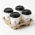 Porte-gobelets quatre tasses avec gobelets blancs et couvercles noirs, vue de trois quarts gauche