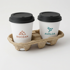 Porte-gobelets en carton deux tasses avec gobelets blancs et couvercles noirs, vue de trois quarts droite