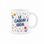 Mug blanc en céramique, légèrement plus petit dans le cadre, sur fond blanc avec la poignée entièrement visible et le slogan français « Le cadeau idéal ».