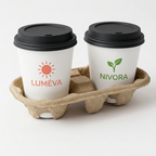 Porte-gobelets en carton pour deux tasses avec gobelets blancs à logos différents et couvercles noirs, vue de face
