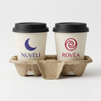 Détail du porte-gobelets en carton avec deux gobelets blancs à logos différents et couvercles noirs