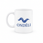Mug en céramique blanc personnalisé avec logo vague sur fond blanc