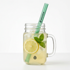 Paille Frozen verte personnalisée dans une limonade en bocal en verre sur fond blanc