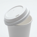 Couvercle blanc 80 mm légèrement soulevé sur un gobelet carton blanc 8 oz, vue rapprochée