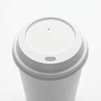 Gros plan du couvercle blanc 80 mm fermé sur un gobelet carton blanc 8 oz