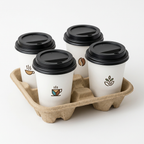 Porte-gobelets en carton pour quatre tasses avec gobelets blancs et couvercles noirs, vue de face sur fond blanc