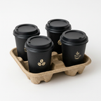 Porte-gobelets quatre tasses avec gobelets blancs et couvercles noirs, vue de trois quarts droite