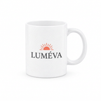 Mug en céramique blanc personnalisé avec logo soleil, vue de face sur fond blanc